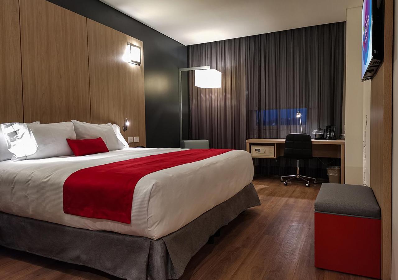 Ramada Encore By Wyndham Guadalajara Aeropuerto Las Pintas Exteriör bild