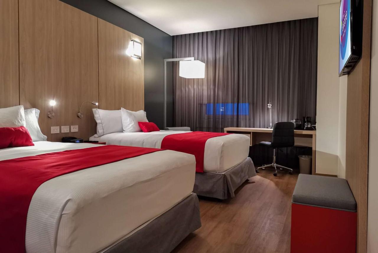 Ramada Encore By Wyndham Guadalajara Aeropuerto Las Pintas Exteriör bild