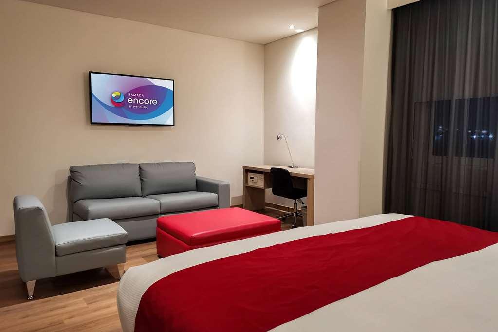 Ramada Encore By Wyndham Guadalajara Aeropuerto Las Pintas Rum bild