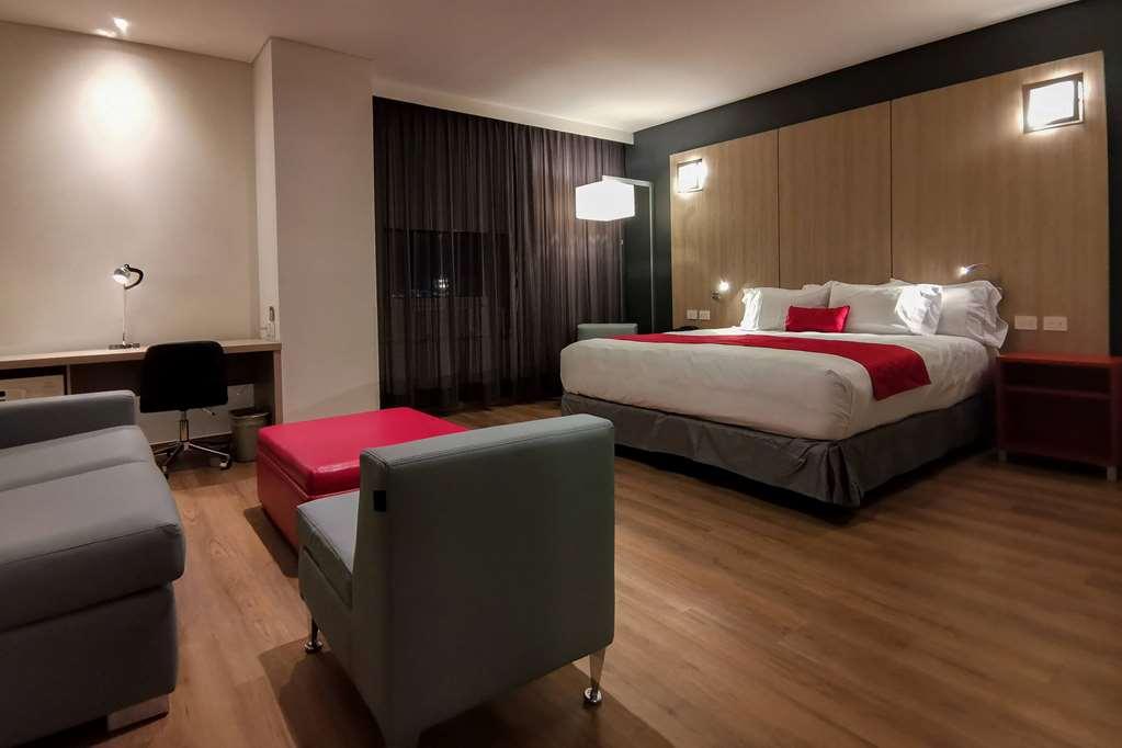Ramada Encore By Wyndham Guadalajara Aeropuerto Las Pintas Rum bild