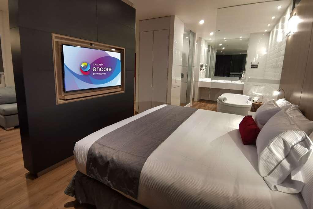 Ramada Encore By Wyndham Guadalajara Aeropuerto Las Pintas Rum bild