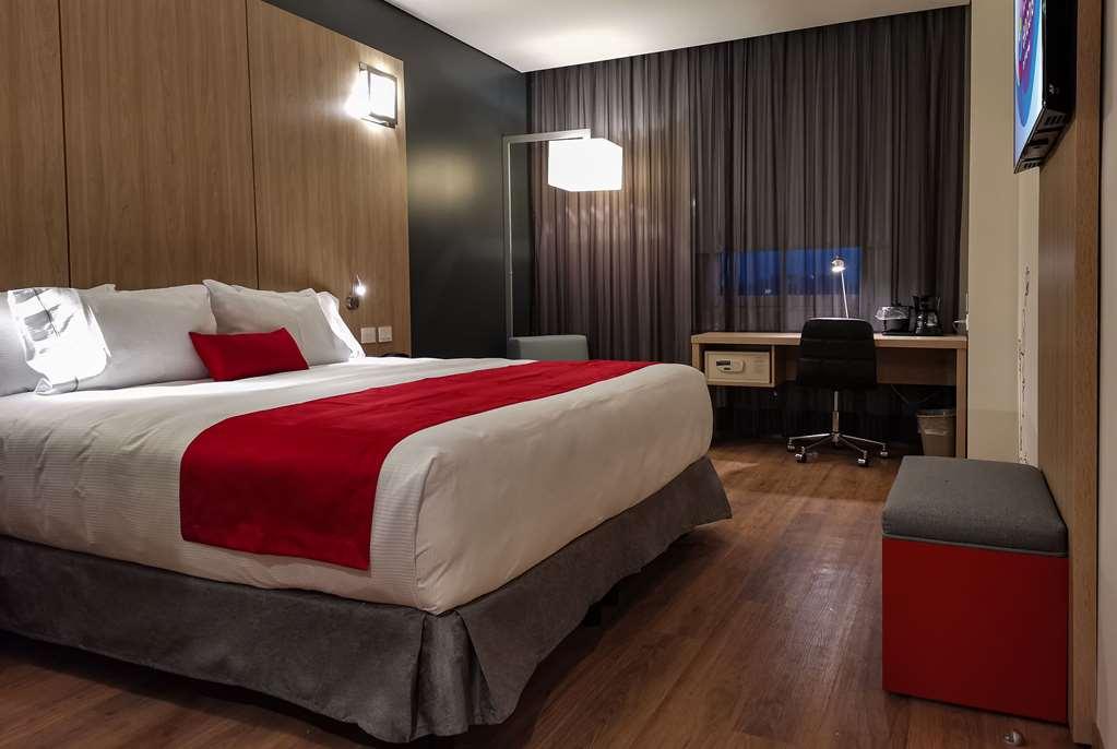 Ramada Encore By Wyndham Guadalajara Aeropuerto Las Pintas Rum bild